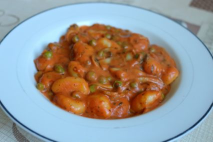 Gnocchi mit Champignons und Erbsen in Tomatensauce